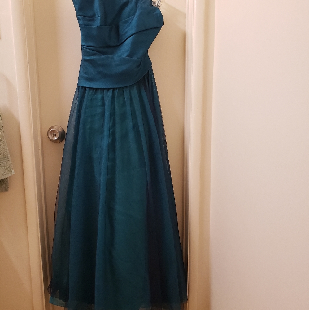 Monique Lhuillier Teal/Blue iridescent gown